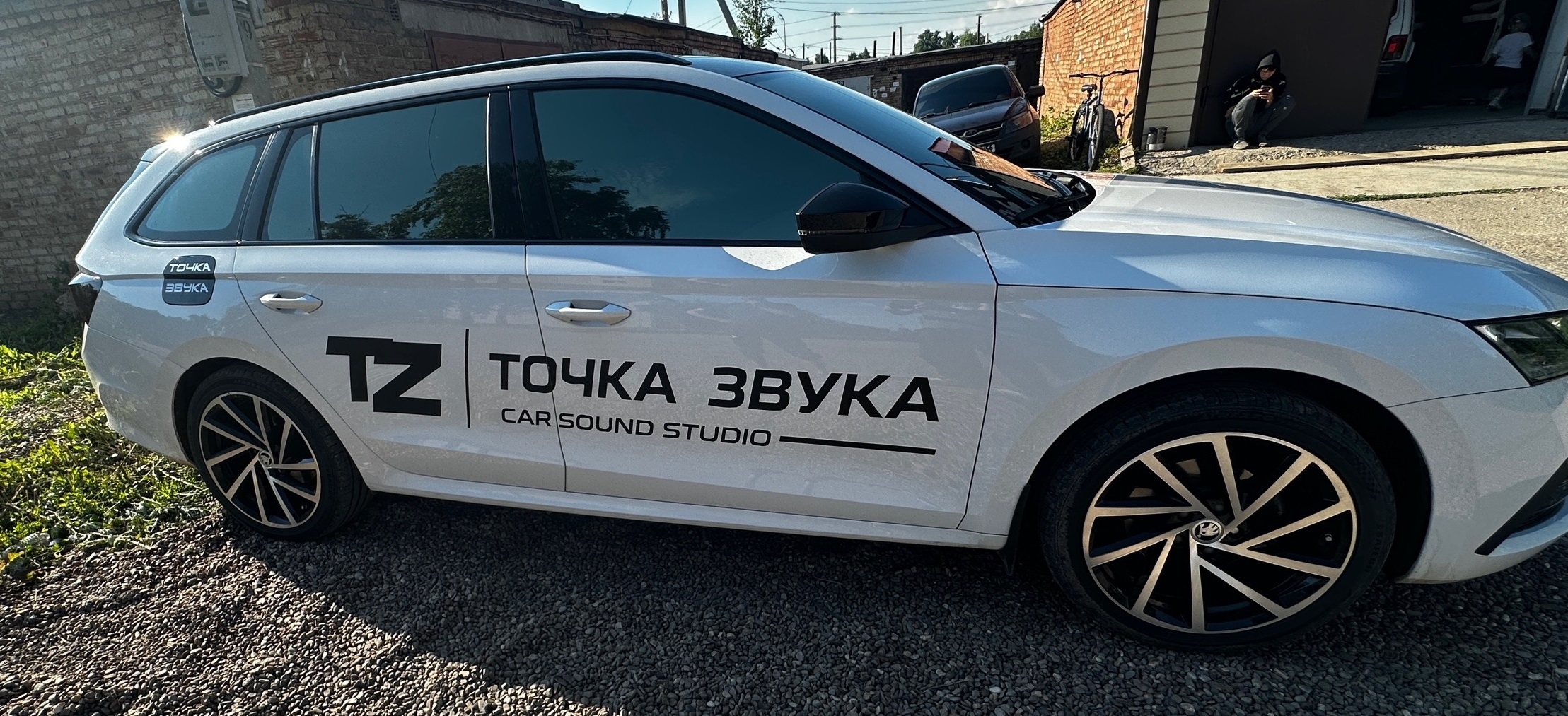 Автомобильные наклейки — тюнинг авто виниловыми стикерами